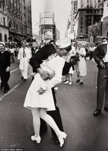 wwii-couple-kissing